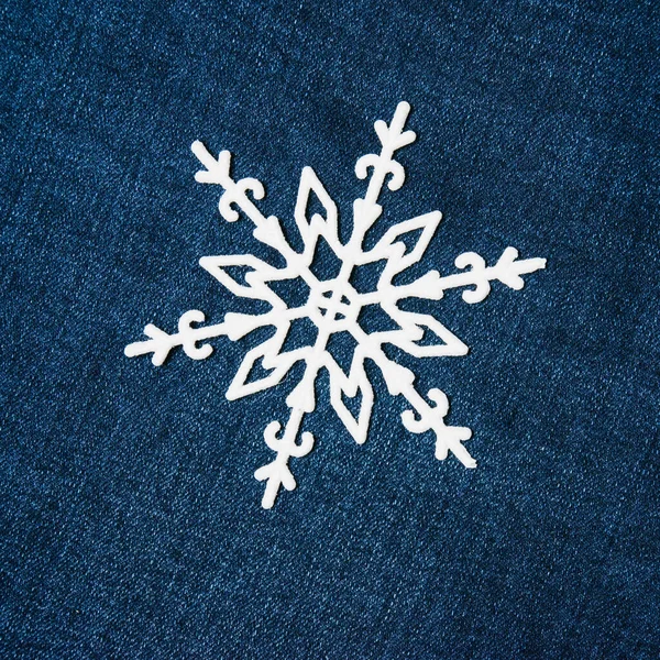 Krásné Vánoční Sněhová Vločka Dekorace Tmavě Modré Džínové Pozadí Čtvercový — Stock fotografie