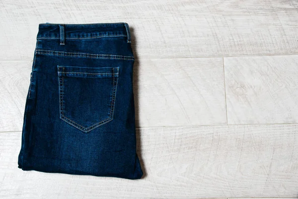 Calça Jeans Mulher Bonita Fundo Madeira Leve Com Espaço Cópia — Fotografia de Stock