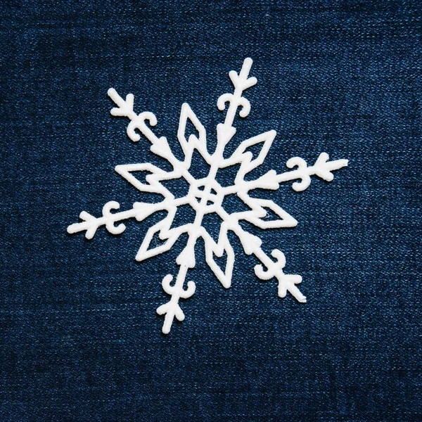 ダークデニムの背景にクリスマスの雪の結晶の装飾 休日の準備の概念 — ストック写真