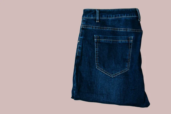 Vackra Kvinnliga Jeans Pastell Grädde Bakgrund Med Kopia Utrymme — Stockfoto