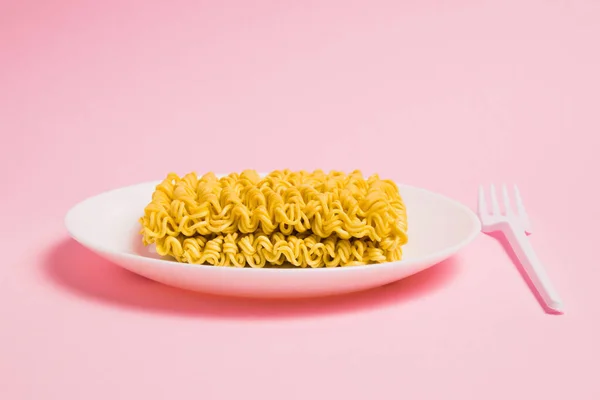 Στιγμιαίες Χυλοπίτες Λευκό Πιάτο Πλαστικό Πιρούνι Ροζ Φόντο Fast Food — Φωτογραφία Αρχείου