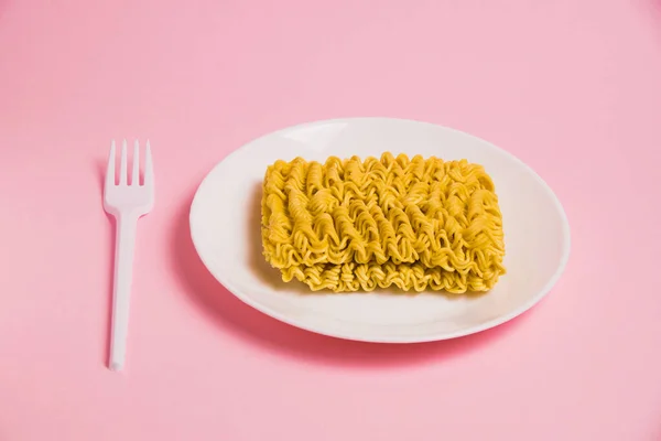 Στιγμιαίες Χυλοπίτες Λευκό Πιάτο Πλαστικό Πιρούνι Ροζ Φόντο Fast Food — Φωτογραφία Αρχείου