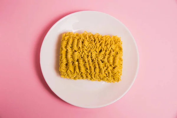 Flatlay Στιγμιαία Noodles Λευκό Πιάτο Ροζ Φόντο Fast Food Στο — Φωτογραφία Αρχείου