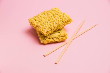 Büyük boy hazır şehriye ve çubuk pembe kağıt üzerinde fotokopi alanı ile servis edilir..