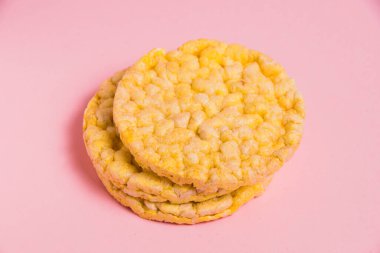 Lezzetli, çıtır çıtır, diyet mısır ekmeği, pembe arka plan, yan görüş. Lezzetli diyet yemekleri