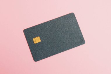 Banka kartı, pembe zemin üzerinde fotokopi alanı olan kredi kartı..