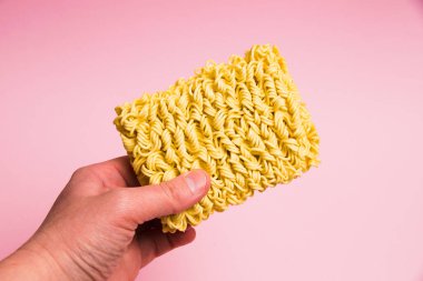 Pembe arka planda çiğ erişte..