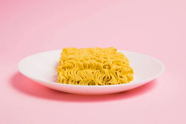 Instant Nudeln Einem Weißen Teller Auf Rosa Hintergrund Fast Food — Stockfoto