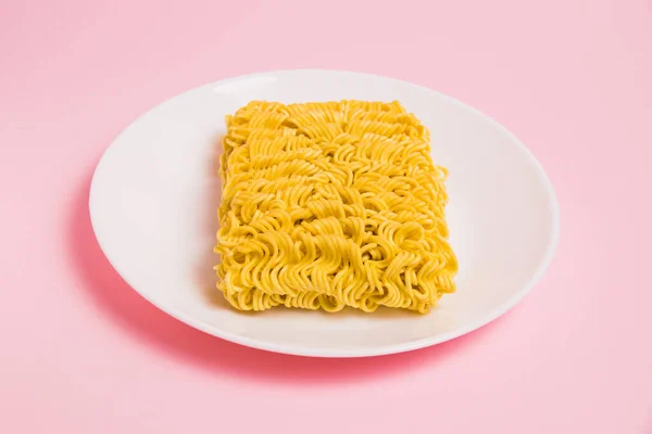 Στιγμιαίες Χυλοπίτες Λευκό Πιάτο Ροζ Φόντο Fast Food Στο Σύγχρονο — Φωτογραφία Αρχείου