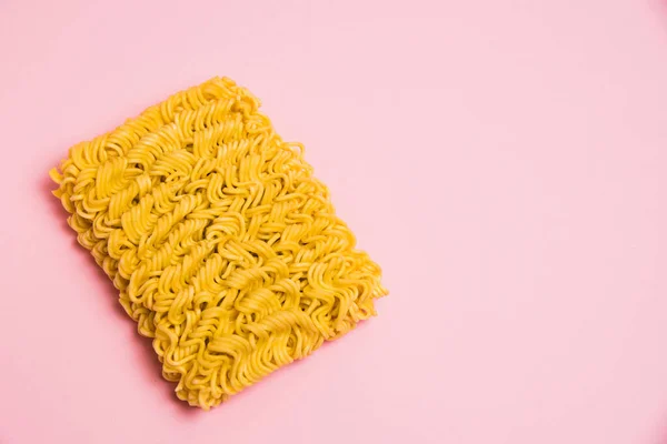 Flatlay Ωμά Στιγμιαία Noodles Ροζ Χάρτινο Φόντο Χώρο Αντιγραφής — Φωτογραφία Αρχείου