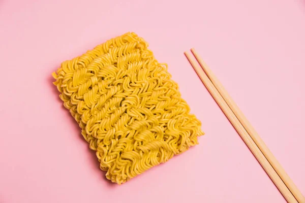 Flatlay Ωμά Noodles Και Chopsticks Ροζ Χάρτινο Φόντο Χώρο Αντιγραφής — Φωτογραφία Αρχείου