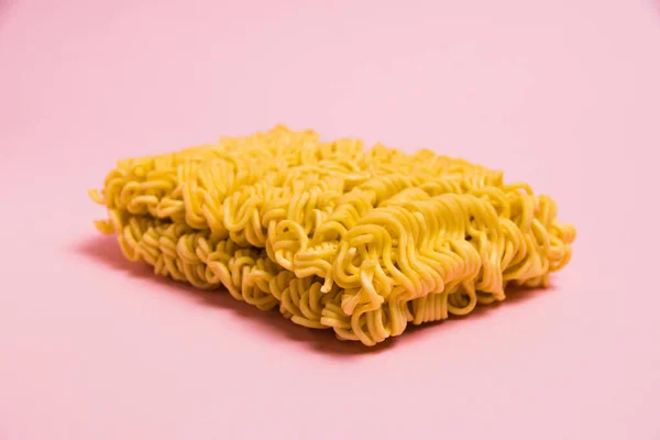 Ακατέργαστα Noodles Ροζ Χάρτινο Φόντο Χώρο Αντιγραφής — Φωτογραφία Αρχείου