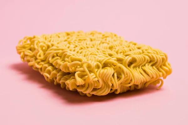 Ακατέργαστα Noodles Ροζ Χάρτινο Φόντο Χώρο Αντιγραφής — Φωτογραφία Αρχείου