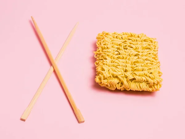 Flatlay Chopsticks Και Ωμά Noodles Ροζ Χάρτινο Φόντο — Φωτογραφία Αρχείου
