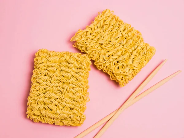 Μεγάλη Μερίδα Ωμής Στιγμιαίας Noodles Και Chopsticks Ροζ Χάρτινο Φόντο — Φωτογραφία Αρχείου