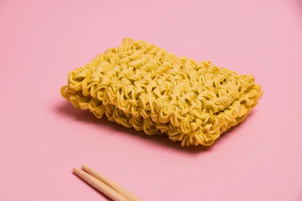 Chopsticks Rauwe Instant Noedels Roze Achtergrond Zijaanzicht — Stockfoto