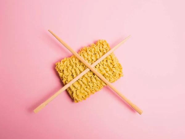 Flatlay Chopsticks Και Ωμά Noodles Ροζ Χάρτινο Φόντο — Φωτογραφία Αρχείου