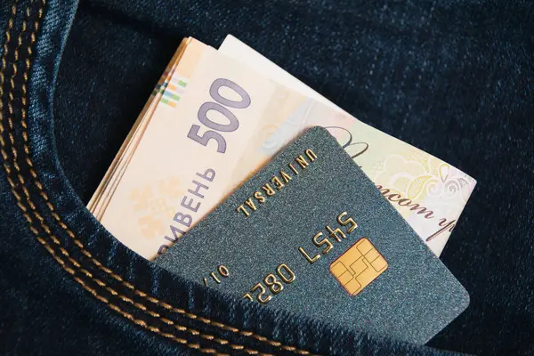 Uang Ukraina Dan Kartu Kredit Dengan Chip Saku Jeans Hitam Stok Foto