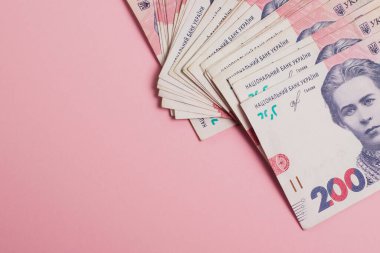 Para, Ukrayna Hryvnia faturaları, fotokopi alanı olan pembe kağıt arka plan..