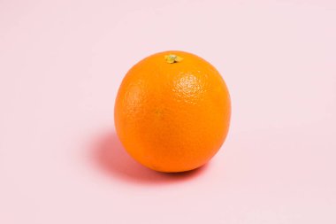 Pembe arka planda sulu portakal. Toprak günü kavramı, sıfır atık ve geri dönüşüm.