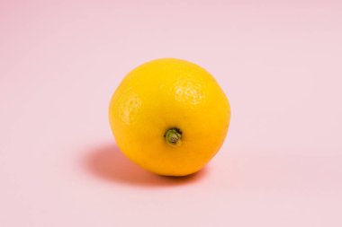 Fotokopi alanı olan pembe kağıtta sulu limon.