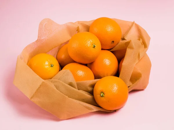 Pembe Arka Planda Tekrar Kullanılabilir Bir Çantada Portakallar Toprak Günü — Stok fotoğraf