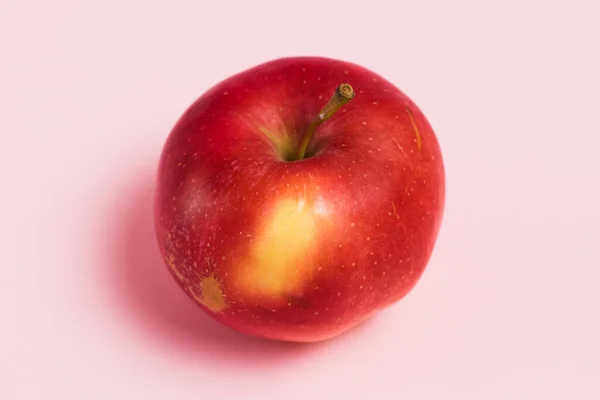 Lahodné Šťavnaté Jablko Růžovém Pozadí Koncept Dne Země Nulového Odpadu — Stock fotografie