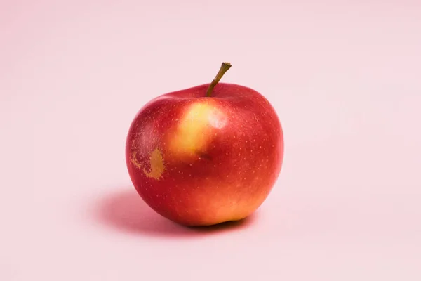 Deliciosa Manzana Jugosa Sobre Fondo Rosado Concepto Día Tierra Cero — Foto de Stock