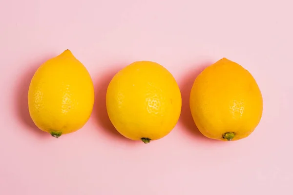 Kopya alanı olan pembe kağıt arkaplan üzerindeki limonlarName.