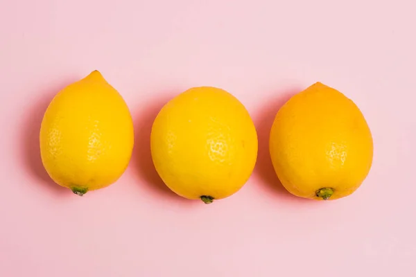 Citrony Růžovém Papíře Pozadí Kopírovacím Prostorem Stock Snímky