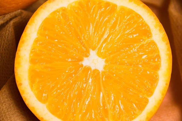 재사용 수있는 야채를 자루에 오렌지 지구의 쓰레기도 재활용도 — 스톡 사진