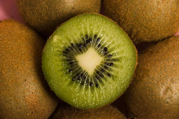 Makro Kiwi Całe Kiwi Owoce Przecięte Pół Zbliżenia — Zdjęcie stockowe