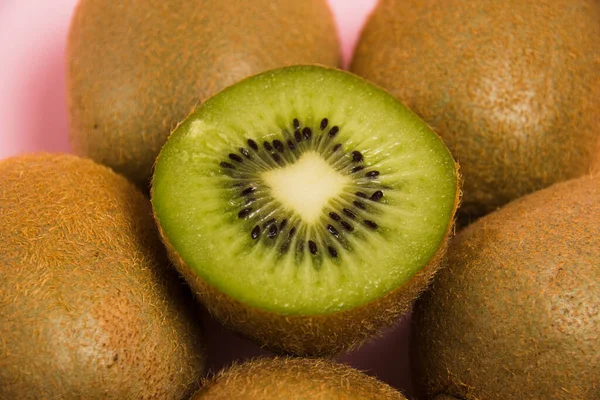 Makro Kiwi Całe Kiwi Owoce Przecięte Pół Zbliżenia — Zdjęcie stockowe