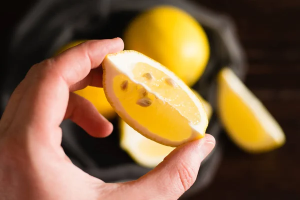 Lemon Kisi Sayuran Dengan Latar Belakang Gelap Sepotong Lemon Makro Stok Foto