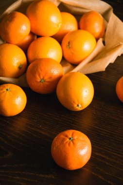 Toprak günü kavramı, gübreleme, sıfır atık ve geri dönüşüm. Arka planda sebze ve meyveler için yeniden kullanılabilir bir çantada portakallar.