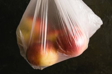 Plastik torbada nefis elmalar. Dünya günü ve atık geri dönüşüm kavramı