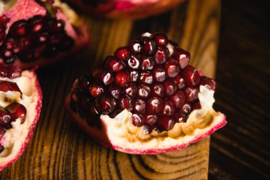Koyu arkaplanda kesim tahtasındaki tatlı nar makrosu iştah açıcı..