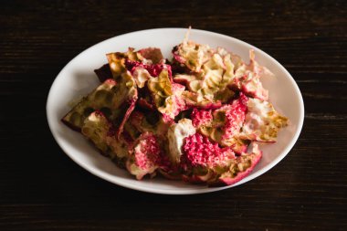 Toprak günü kavramı, gübreleme, sıfır atık ve geri dönüşüm. Nar aromalı meyve kabuğu bir tabakta koyu bir zemin üzerinde.