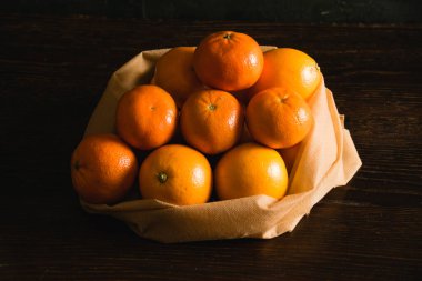 Toprak günü kavramı, gübreleme, sıfır atık ve geri dönüşüm. Arka planda sebze ve meyveler için yeniden kullanılabilir bir çantada portakallar.
