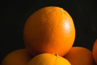 Fotokopi alanı olan koyu arkaplan üzerindeki makro portakallar.