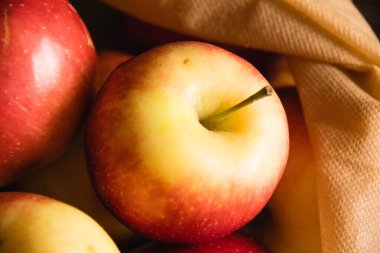 Meyve ve sebzeler için yeniden kullanılabilir poşette lezzetli elmalar. Dünya günü ve atık geri dönüşüm kavramı