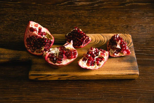 Pomegranate Pieces Cutting Board Dark Background — Stock Photo, Image