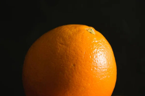 带有复制空间的深色背景上的一个橙色宏 — 图库照片