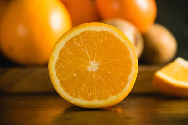 Fruits Sur Fond Sombre Demi Orange Macro Oranges Kiwi Sur — Photo