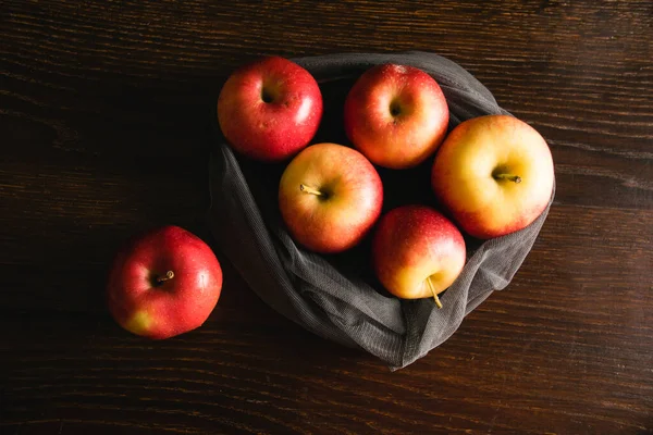 stock image Delicious apples in a reusable net for fruits and vegetables. Earth day and waste recycling concept