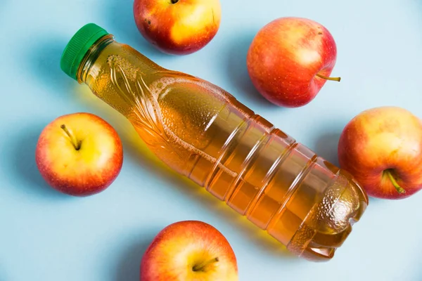 Apfelsaft Einer Plastikflasche Und Rote Äpfel Auf Blauem Hintergrund Earth — Stockfoto