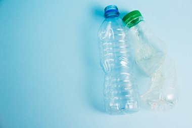 Kağıt arka plandaki içeceklerden plastik şişeler. Toprak günü kavramı, sıfır atık ve plastik geri dönüşümü