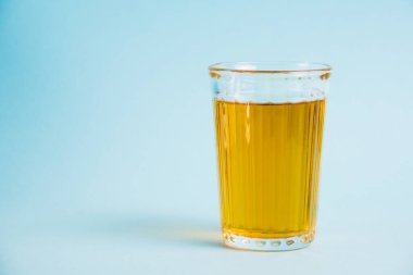 Arka planda bir bardak meyve suyu. Sağlıklı beslenme kavramı