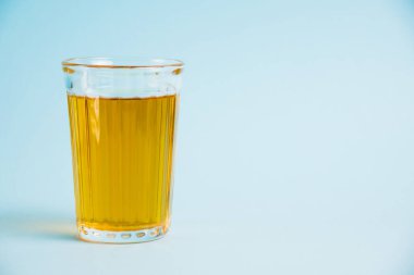 Arka planda bir bardak meyve suyu. Sağlıklı beslenme kavramı