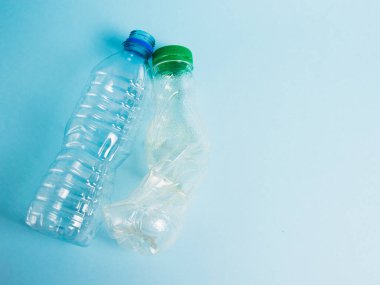 Kağıt arka plandaki içeceklerden plastik şişeler. Toprak günü kavramı, sıfır atık ve plastik geri dönüşümü